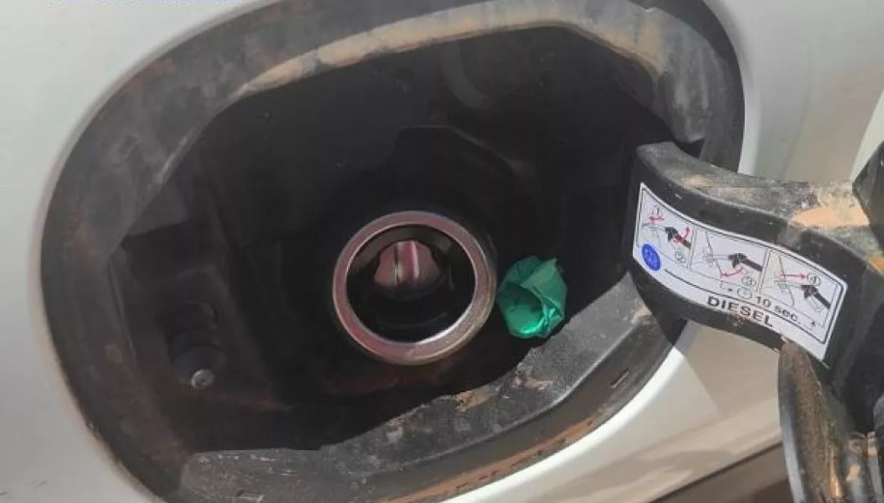 Die Guardia Civil erklärt, warum sie den Tankdeckel und die hintere Anhängerkupplung von Fahrzeugen kontrolliert.