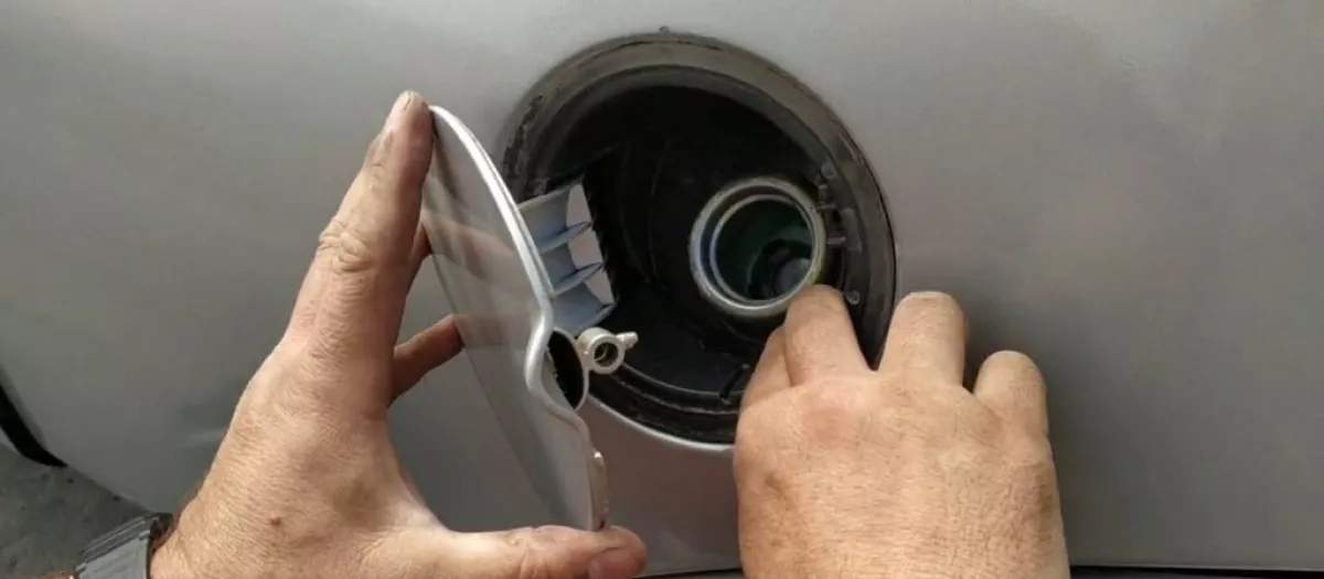 Die Guardia Civil erklärt, warum sie den Tankdeckel und die hintere Anhängerkupplung von Fahrzeugen kontrolliert.