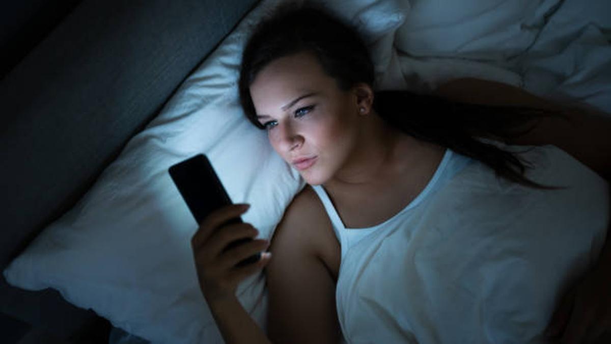 Sie riskieren Ihre Gesundheit und Ihr Eigentum: Warum es gefährlich ist, mit dem Handy unter dem Kopfkissen zu schlafen