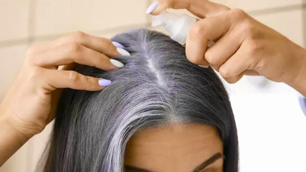 Auf Wiedersehen, graue Haare: Diese einfache Zugabe zum Shampoo dunkelt Ihr Haar auf natürliche Weise und verleiht ihm neuen Glanz