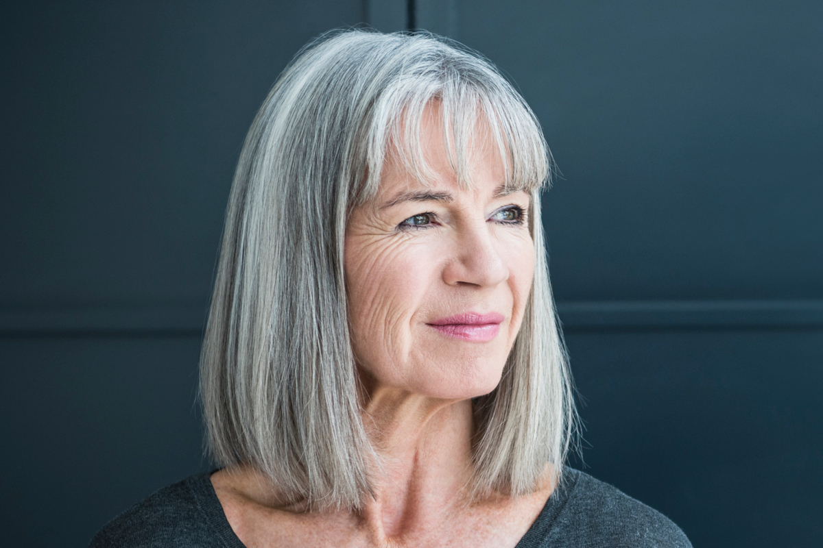 Auf Wiedersehen, graue Haare: Diese einfache Zugabe zum Shampoo dunkelt Ihr Haar auf natürliche Weise und verleiht ihm neuen Glanz