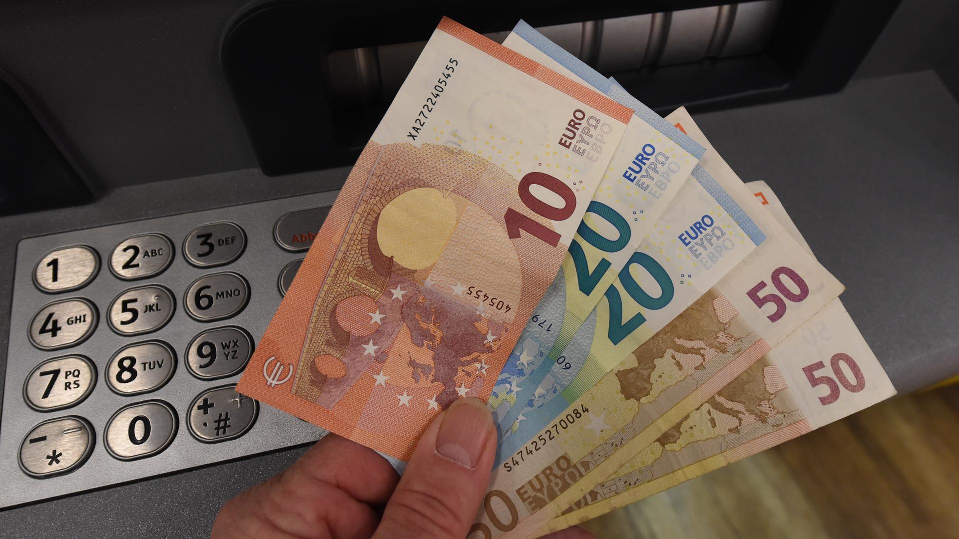Bargeld wird unattraktiv: Banken erhöhen Gebühren