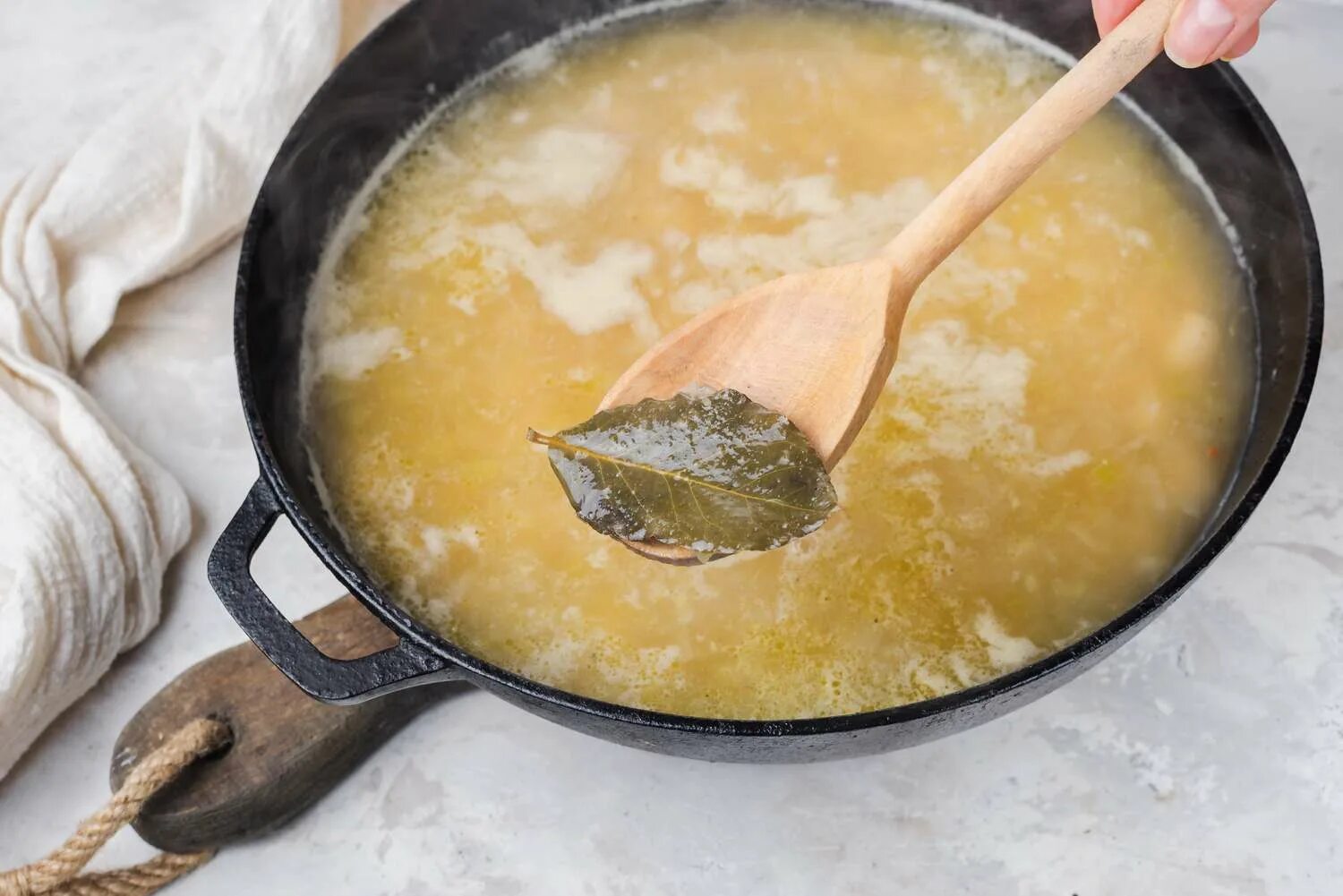 Lorbeerblätter können die Brühe verderben. Mit diesem Trick wird die Brühe immer klar und aromatisch