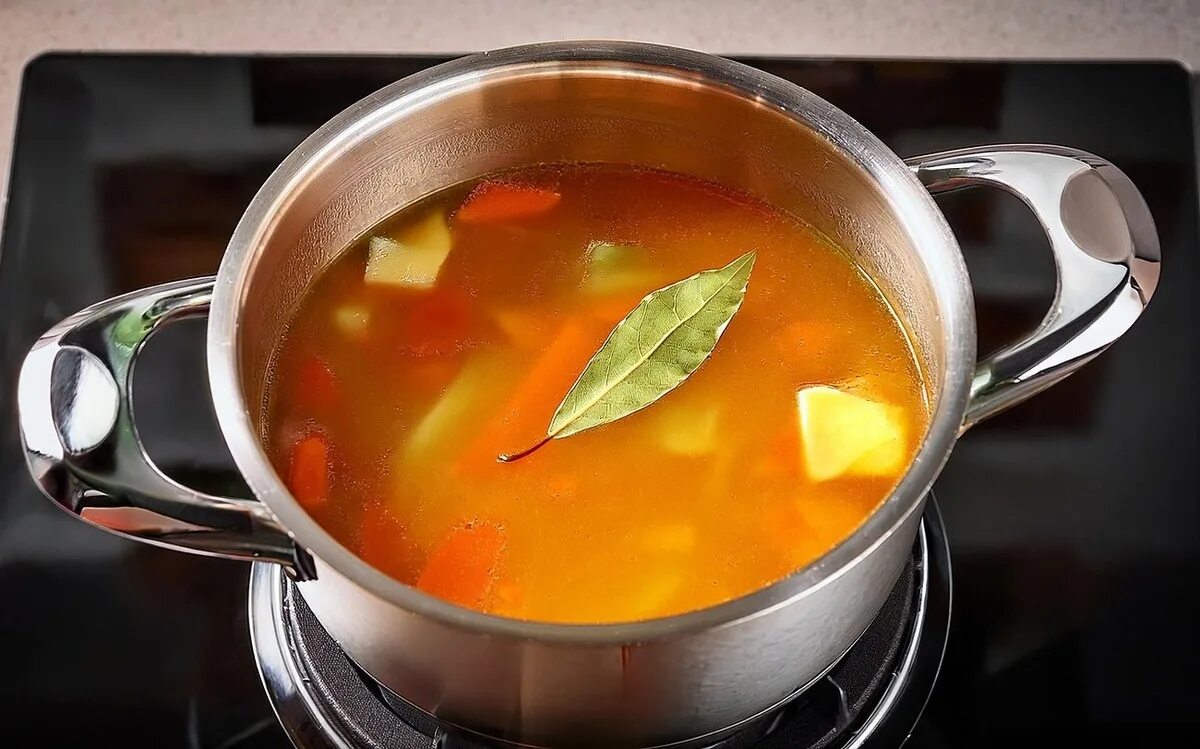 Lorbeerblätter können die Brühe verderben. Mit diesem Trick wird die Brühe immer klar und aromatisch