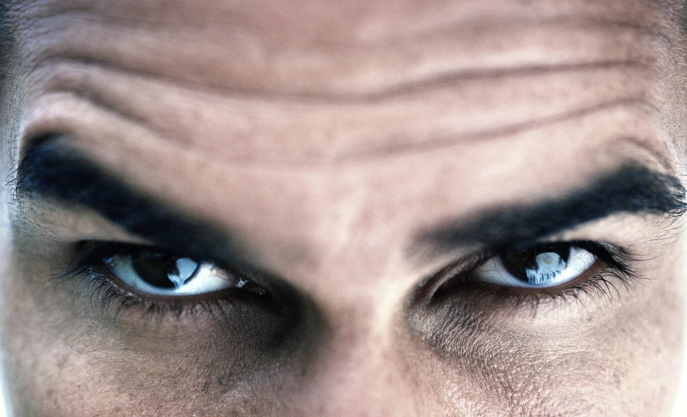Was bedeutet es aus psychologischer Sicht, wenn jemand während eines Gesprächs den Blick abwendet?