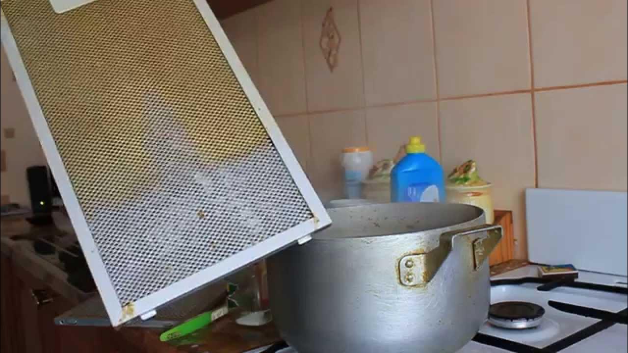 Wie man eine Dunstabzugshaube richtig reinigt: Großmutters Methode zum Entfernen von eingetrocknetem Fett