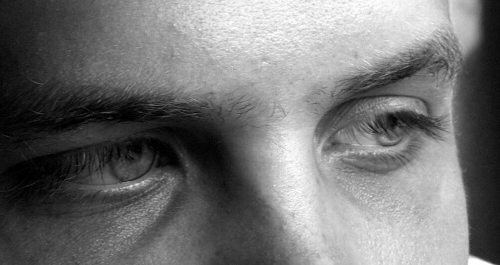 Was bedeutet es aus psychologischer Sicht, wenn jemand während eines Gesprächs den Blick abwendet?